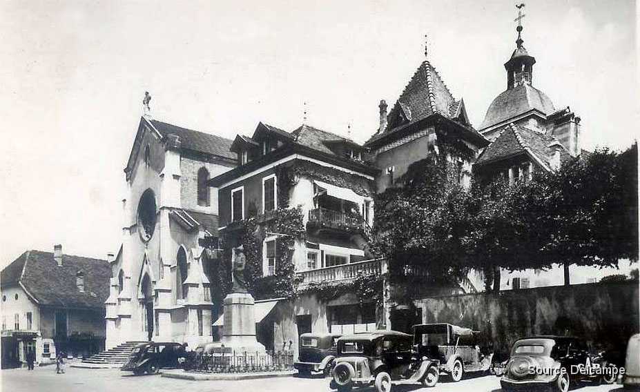 73 Saint Genix Sur Guiers Place de l Eglise II.jpg